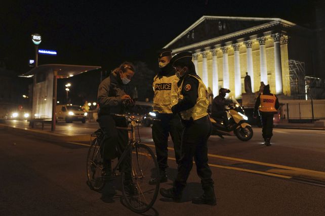 Toque de queda. Controles en París frente al Parlamento. Europa atraviesa una segunda ola de contagios.