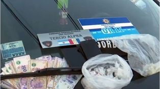 A la pareja le secuestraron 331 bolsas de cocaína listas para su comercialización. (Foto; captura de TV)