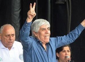 Moyano, su esposa y su hijo también pasaron por el vacunatorio VIP