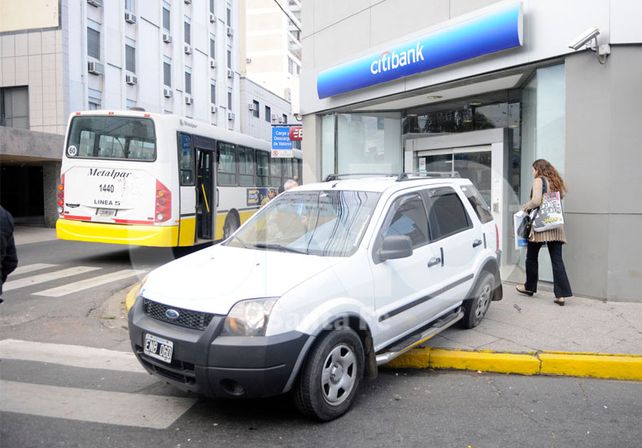 Un colectivo embistió a una camioneta que terminó en la vereda de un banco en pleno centro