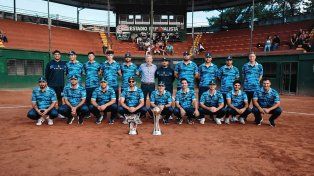 El gobernador junto al plantel de la Selección Argentina de sóftbol.