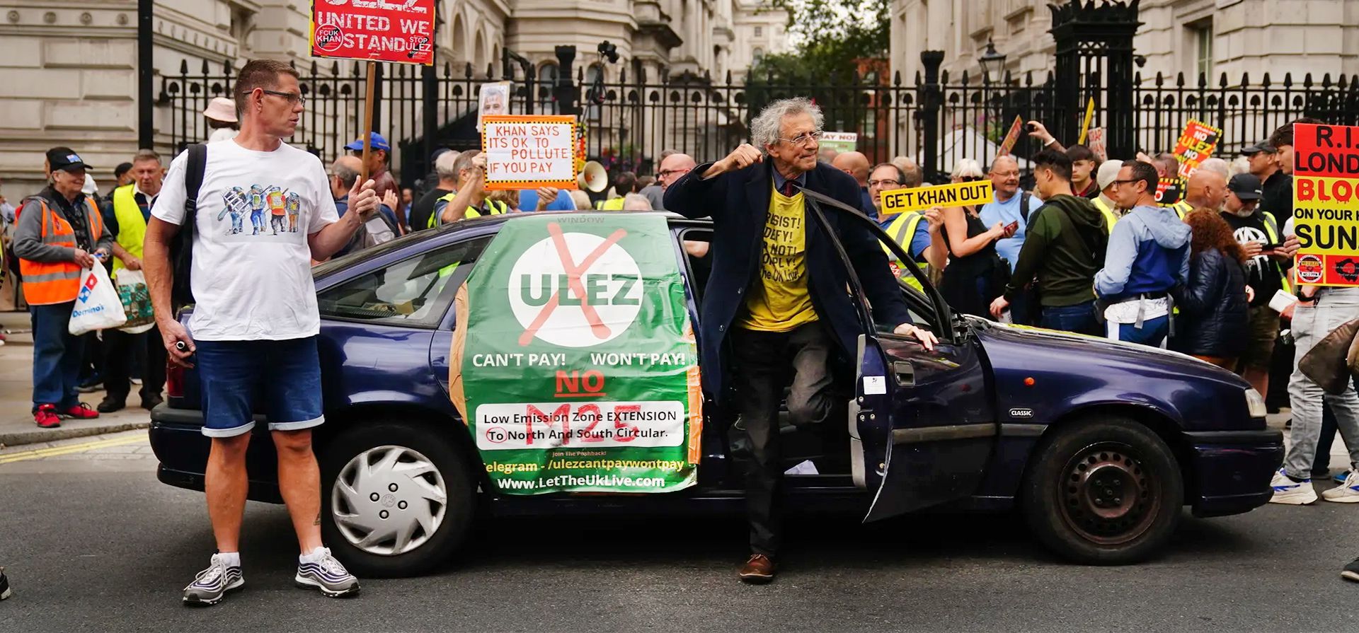 El ex político Piers Corbyn estaciona un automóvil fuera de Downing Street en el centro de Londres para unirse a los manifestantes en el primer día de la expansión de la zona de emisiones ultra bajas (Ulez) para incluir a todo Londres. La capital implementó una tarifa diaria de £ 12.50 para los vehículos más contaminantes. Fotografía: Victoria Jones/PA