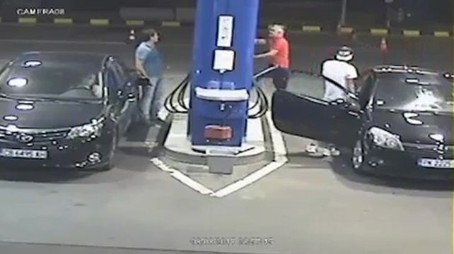 apagalo. El playero se cansó de discutir y lo roció con polvo blanco.