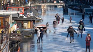 Por el frío, los canales de Amsterdam se llenan de patinadores sobre hielo 