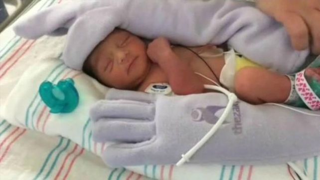 Una mamá dejó un guante sobre su bebé prematuro y pasó algo impactante