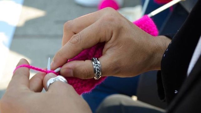 Hombres se sentaron a tejer en la mitad de la calle para dar una lección