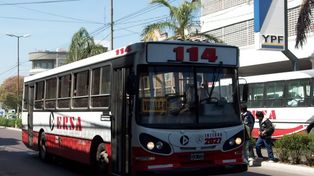 Una joven denunció que intentaron arrebatarle a su bebé mientras esperaba el colectivo