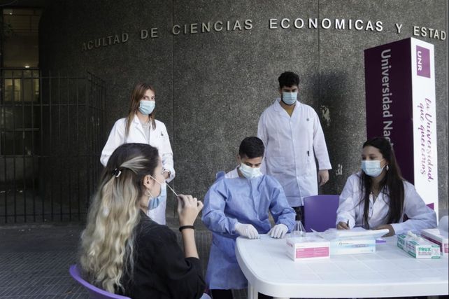 El puesto sanitario de Ciencias Económicas para la comunidad de la UNR  testeó este lunes desde las 8 y continuará con la actividad hasta las 16.