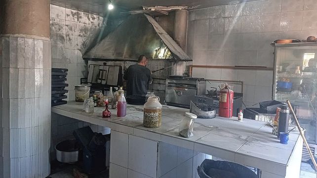 Se olvidó prendida la freidora y casi se le incendia la rotisería