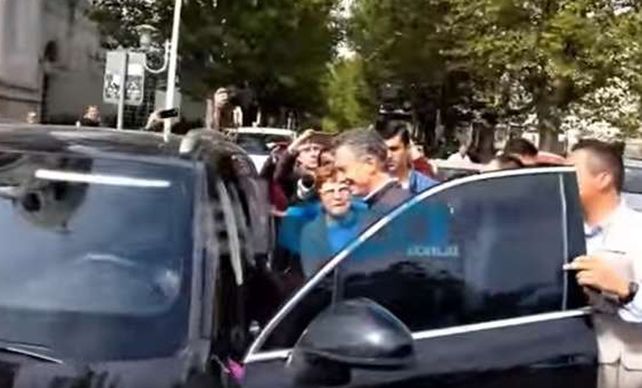El presidente Macri fue increpado e insultado por un grupo de personas en Tandil.