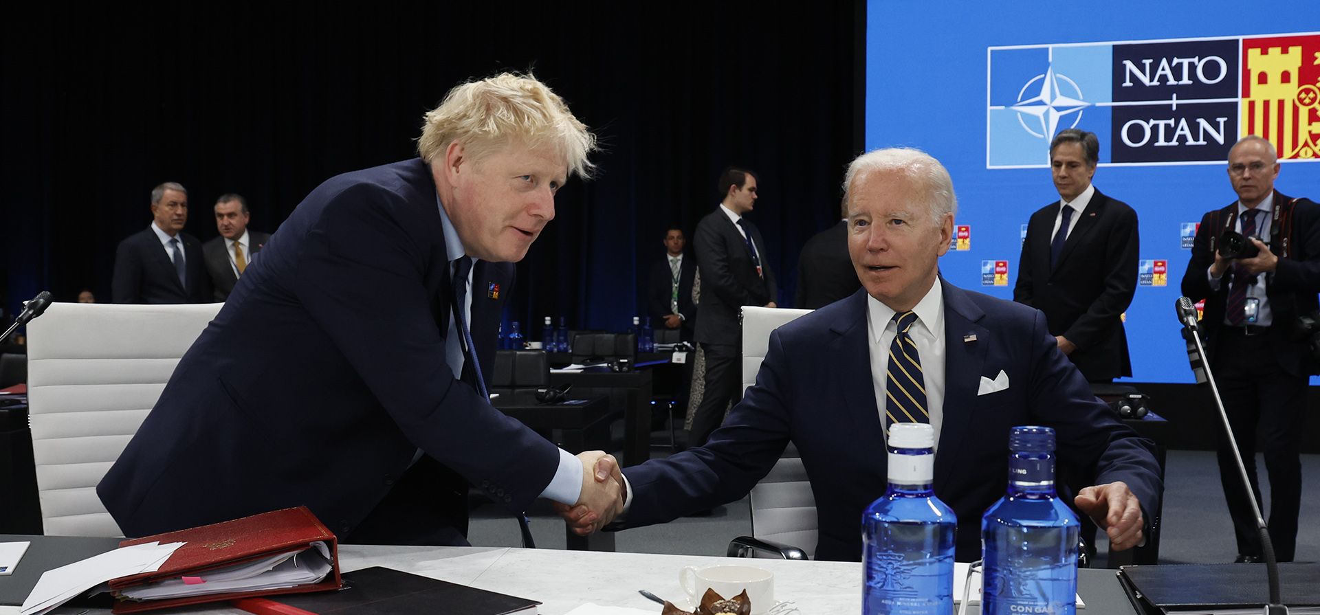 El presidente de los Estados Unidos, Joe Biden, y el primer ministro británico, Boris Johnson, hablan durante la reunión de la sesión del Consejo del Atlántico Norte con otros jefes de estado en la cumbre de la OTAN en el estadio IFEMA de Madrid, el jueves 30 de junio de 2022.