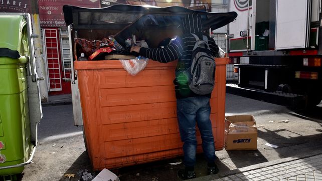 Dura realidad. Un muchacho busca alimentos dentro de un contenedor en la zona céntrica.