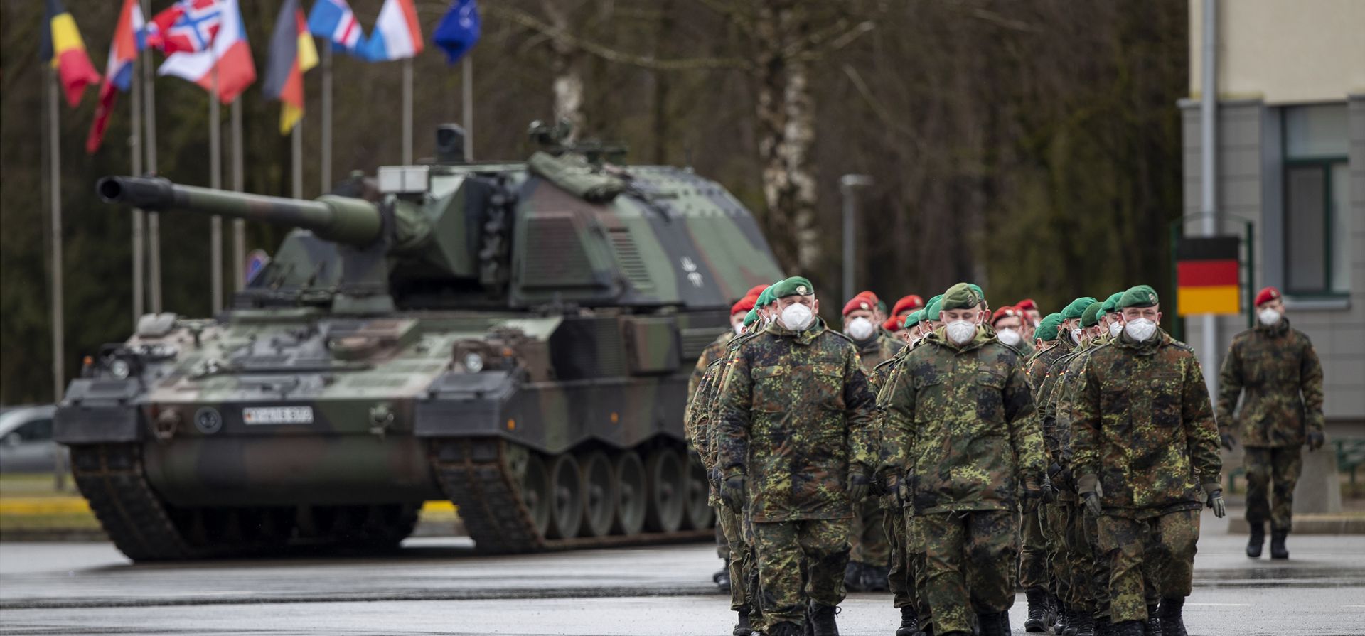 Soldados de la Bundeswehr alemana de presencia avanzada mejorada de la OTAN esperan para saludar a la ministra de Defensa, Christine Lambrecht, a su llegada a la base militar de Rukla, a unos 100 kilómetros (62,12 millas) al oeste de la capital, Vilnius, Lituania. Alemania está enviando tropas adicionales a Lituania en respuesta a la acumulación militar de Rusia en la frontera con Ucrania.