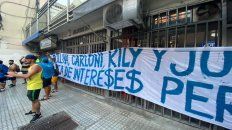 En calle Mitre. Algunos hinchas de Central se presentaron en la sede para manifestar en contra de los directivos En calle Mitre. Algunos hinchas de Central se presentaron en la sede para manifestar en contra de los directivos