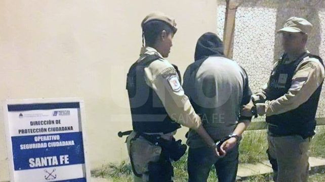 Estaba fumando un porro en una plaza y terminó detenido