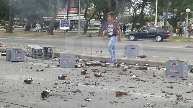 Un camión que transportaba cervezas perdió su carga en plena avenida Alem