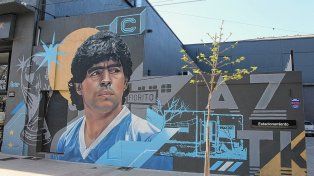 Uno de los murales que recuerda a Diego Maradona.