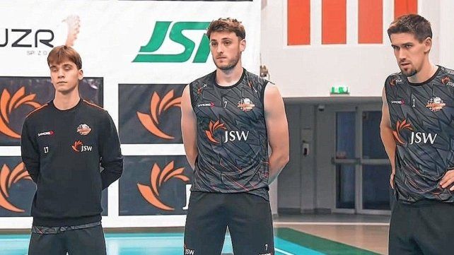 Luciano Vicentín (en el medio) en Polonia.