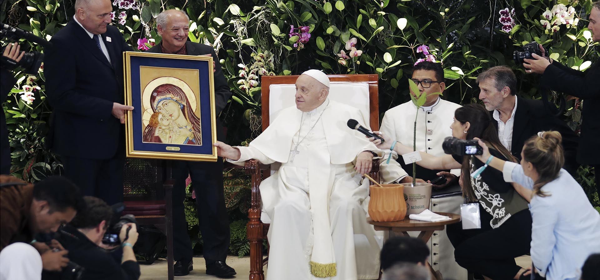 El Papa Francisco recibe un regalo en el Centro Juvenil Grha Pemuda en Yakarta, Indonesia, el miércoles 4 de septiembre de 2024. (Bagus Indahono/Pool vía AP) El Papa Francisco recibe un regalo en el Centro Juvenil Grha Pemuda en Yakarta, Indonesia, el miércoles 4 de septiembre de 2024. (Bagus Indahono/Pool vía AP)