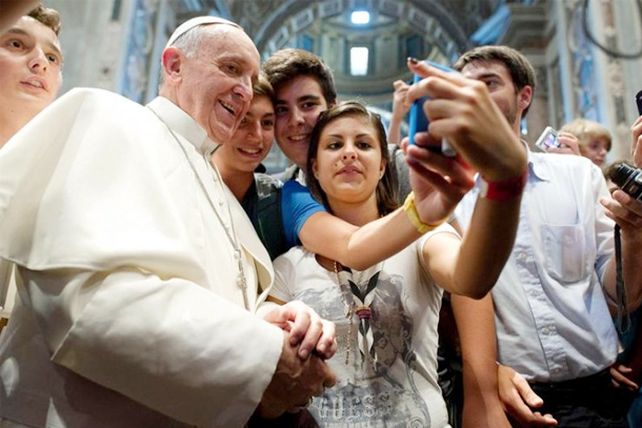 Furor en todo el mundo por la primera autofoto del Papa Francisco