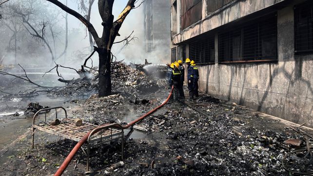 Tragedia aérea en India: Avión con 240+ a bordo se estrella en zona urbana.