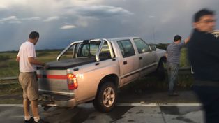 Una camioneta se despistó y chocó un guardarail en la ruta 168