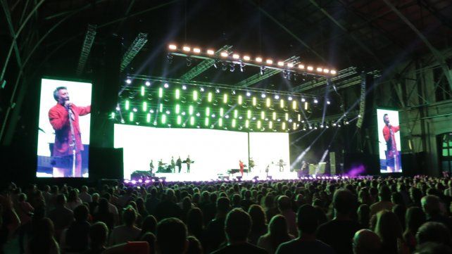 Fito Páez se presentó en la ciudad de Santa Fe en el marco del tour El amor 30 años después del amor. Muchos paranaense aprovecharon para asistir.