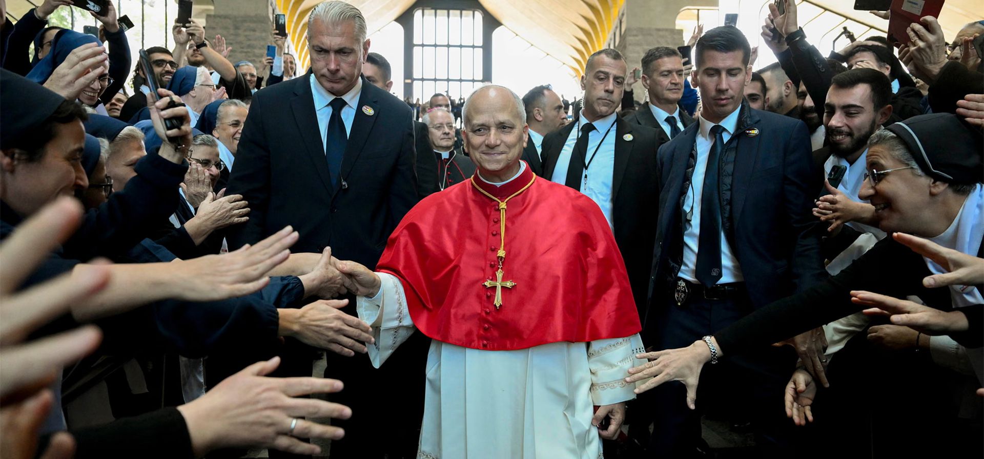 El Papa León XIV saluda a los fieles el segundo día de su primer viaje al extranjero como pontífice, Harissa, Líbano. Fotografía: Simone Risoluti/Vatican Pool/Getty Images El Papa León XIV saluda a los fieles el segundo día de su primer viaje al extranjero como pontífice, Harissa, Líbano. Fotografía: Simone Risoluti/Vatican Pool/Getty Images