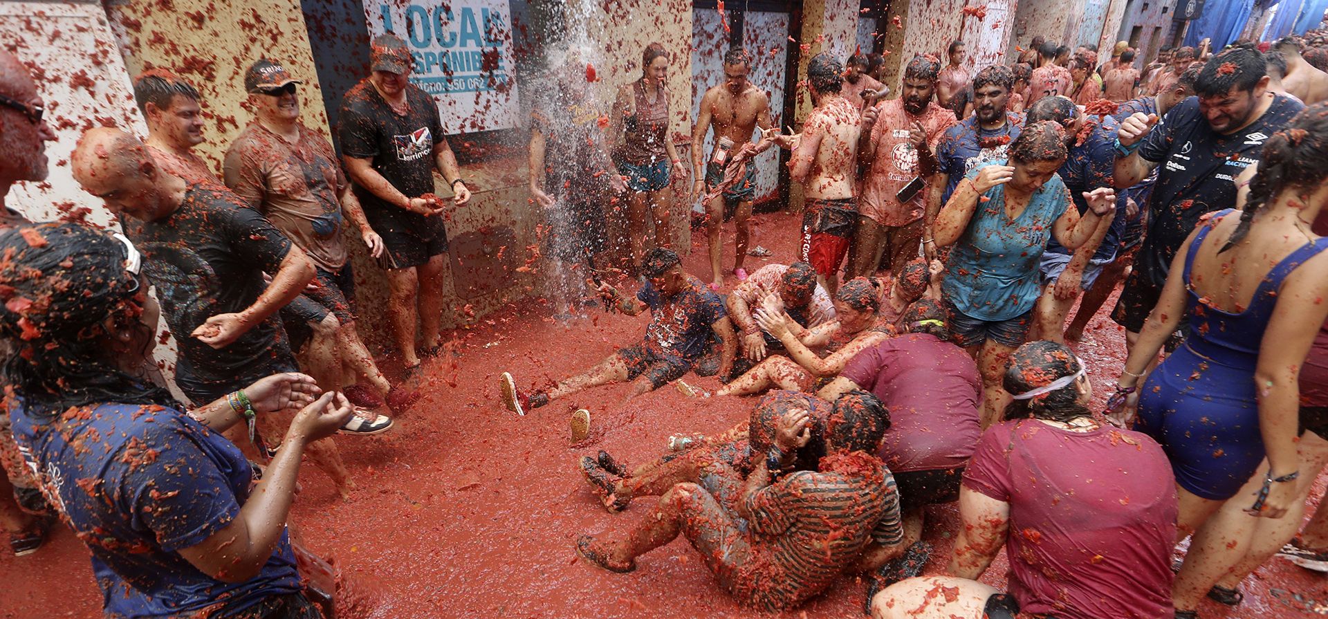 En imágenes: el rojo le pone color a la fiesta de la Tomatina