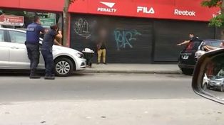 Soltá el arma, no lo hagas, le gritó un policía a un joven que intentó quitarse la vida