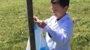 Valent&iacute;n Tisocco, un peque&ntilde;o de ocho a&ntilde;os, se pone el guardapolvos, todos los d&iacute;as, e iza la bandera en el m&aacute;stil que &eacute;l mismo arm&oacute;.
