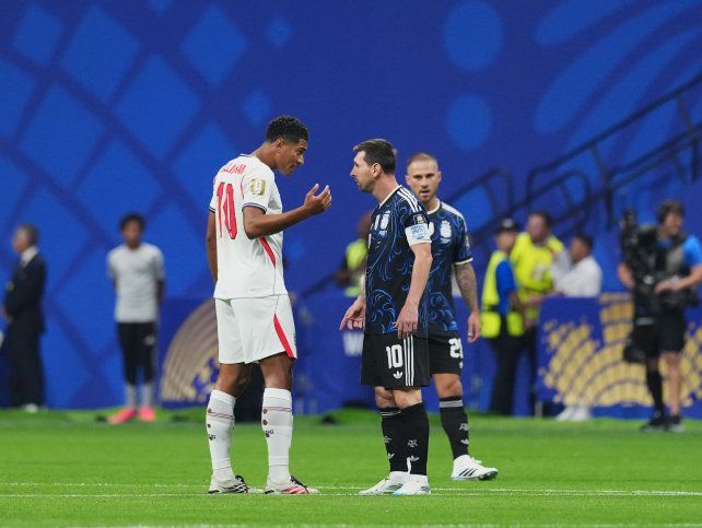 Jude Bellingham y Lionel Messi mantuvieron una discusión que fue viral tras la victoria de Argentina ante Inglaterra.