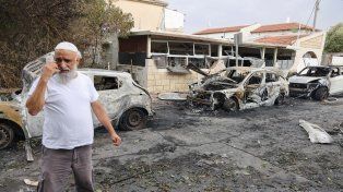 Un hombre inspecciona los daños en la ciudad de Ashkelon, en el sur de Israel, tras un ataque con cohetes desde Gaza, el 9 de octubre de 2023.