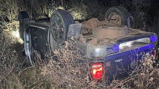 La camioneta terminó con las cubiertas hacia arriba tras el despiste en la ruta 14.