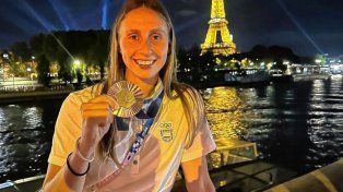 Con la Torre Eiffel de fondo. Sofía Cairó posó con su presea de bronce en la capital francesa. Un momento inolvidable.&nbsp;