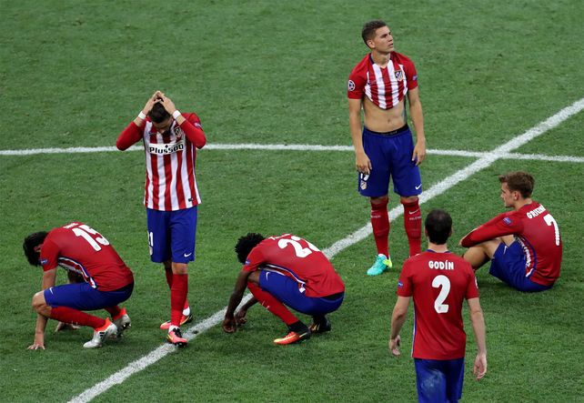 La desazón del Atlético tras la derrota en la serie de penales.