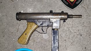 Una ametralladora de fabricación casera, secuestrada por el Comando Radioeléctrico en el barrio Santa Lucía.