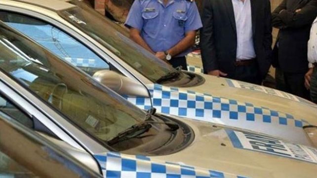 Policías pararon a comer un pancho y les robaron el patrullero