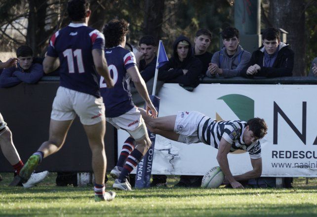Tomás Stein apoya un nuevo try para que Jockey pase a ganar 30-17 cuando promediaba el complemento