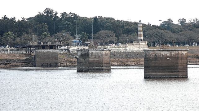 Los antiguos pilotes dónde funcionó la aerosilla sobre la Laguna