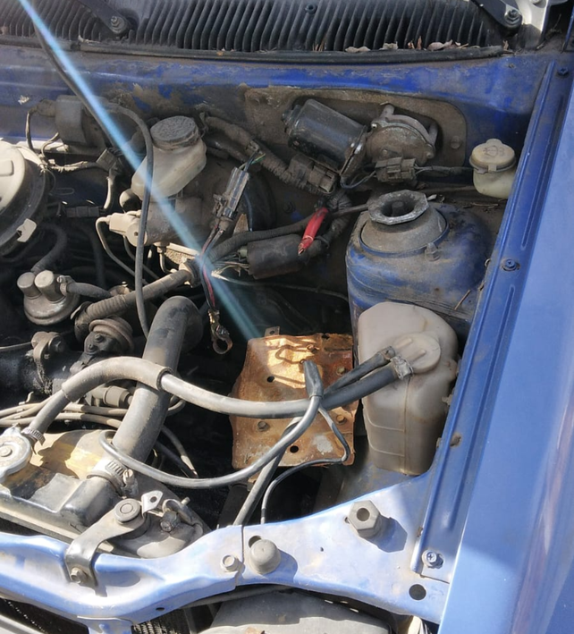 Uno de los autos que sufrió el robo de la batería en Urquiza y San Nicolás.
