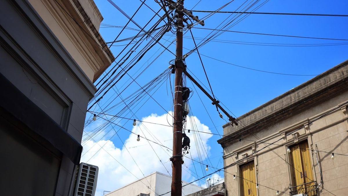 Contaminación visual: Santa Fe aprobó un plan para ordenar el cableado aéreo y retirar los cables en desuso