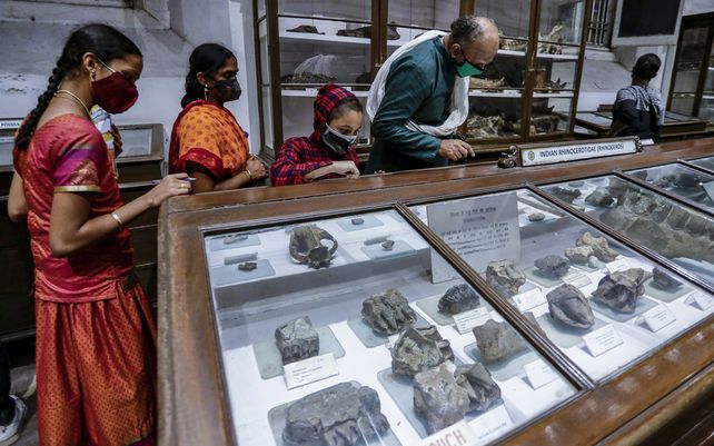 Una familia visita una galería del Museo Indio