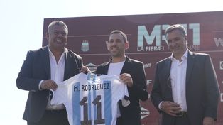 En el cierre de la conferencia en el Coloso, Tapia le regalo una camiseta del seleccionado, con las tres estrellas.