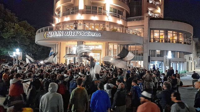 Los simpatizantes del CAE hicieron un banderazo para apoyar al plantel.
