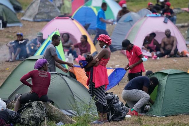 Miles de haitianos cruzan la selva colombiana para llegar a Panamá y seguir a EE.UU