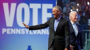 Obama y Biden sumaron fuerzas e hicieron campaña juntos en Pensilvania, un estado clave que los dos partidos se disputan.