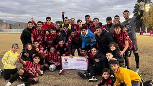 Los rojinegros de Unión de Alvarez, celebrando el pase de ronda en la Copa Santa Fe.