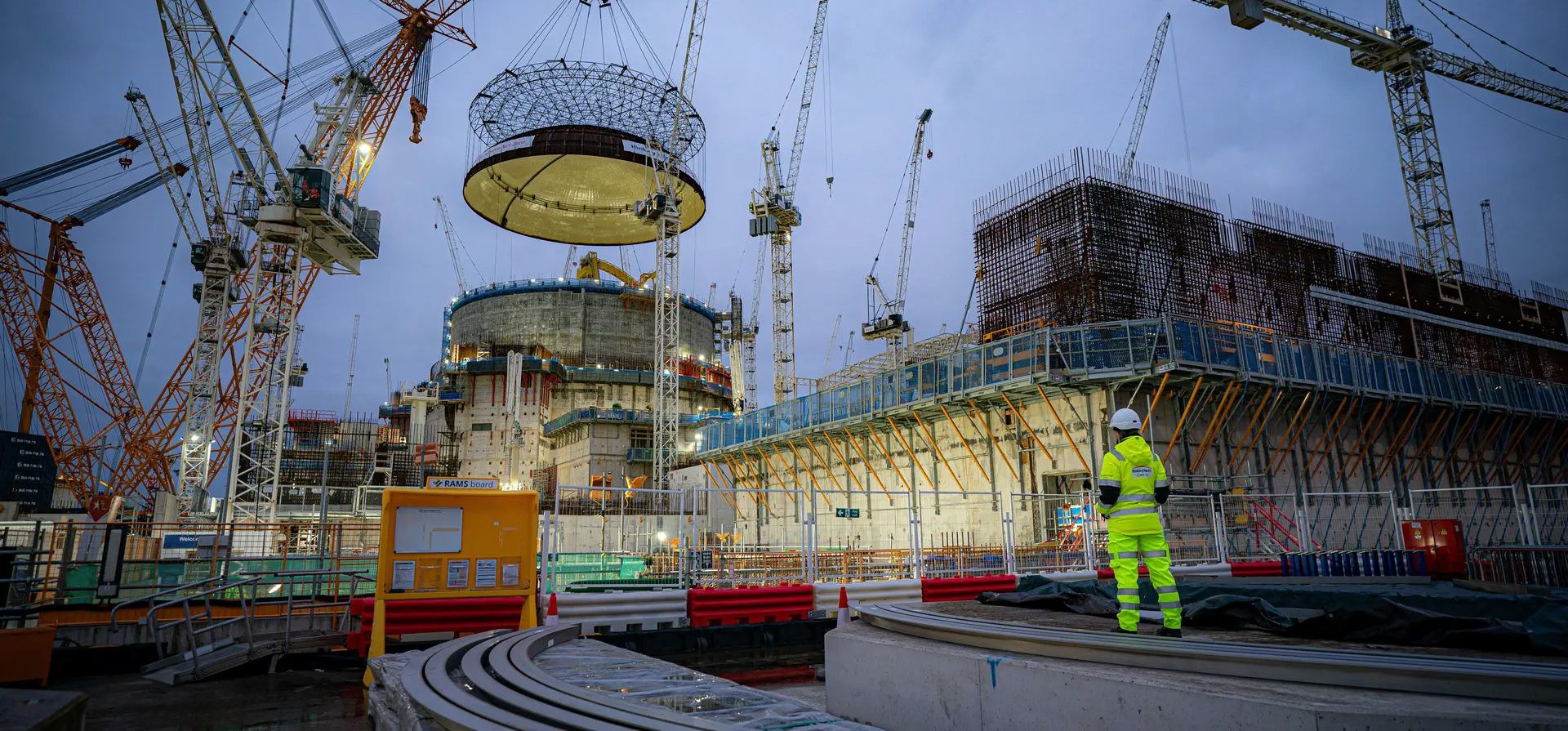 Los equipos de ingeniería utilizan la grúa más grande del mundo, Big Carl, para levantar una cúpula de acero de 245 toneladas hasta el primer edificio del reactor de Hinkley Point C, en el sitio de construcción de la central nuclear en Bridgwater, Somerset, Reino Unido. Fotografía: Ben Birchall/PA Los equipos de ingeniería utilizan la grúa más grande del mundo, Big Carl, para levantar una cúpula de acero de 245 toneladas hasta el primer edificio del reactor de Hinkley Point C, en el sitio de construcción de la central nuclear en Bridgwater, Somerset, Reino Unido. Fotografía: Ben Birchall/PA