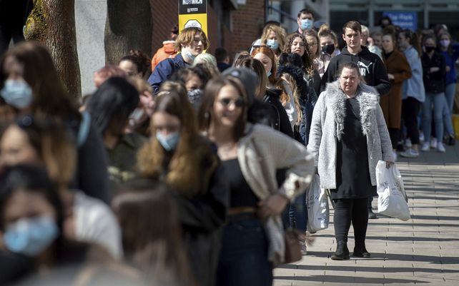Tras meses de encierro los ingleses retoman las actividades restringidas